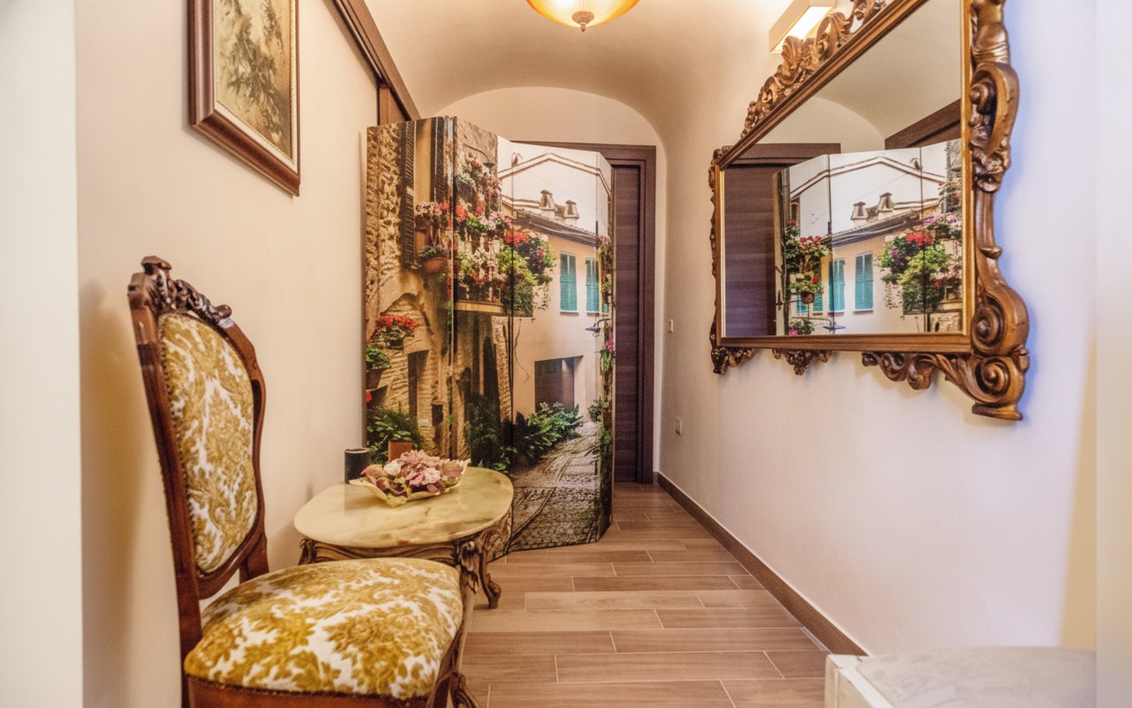 Camera Vittorio De Sica — l'ingresso e il corridoio della casa storica