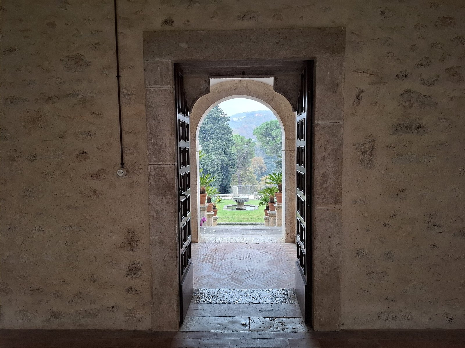 Portale dell'Abbazia di Casamari aperto sul chiostro e sul giardino interno