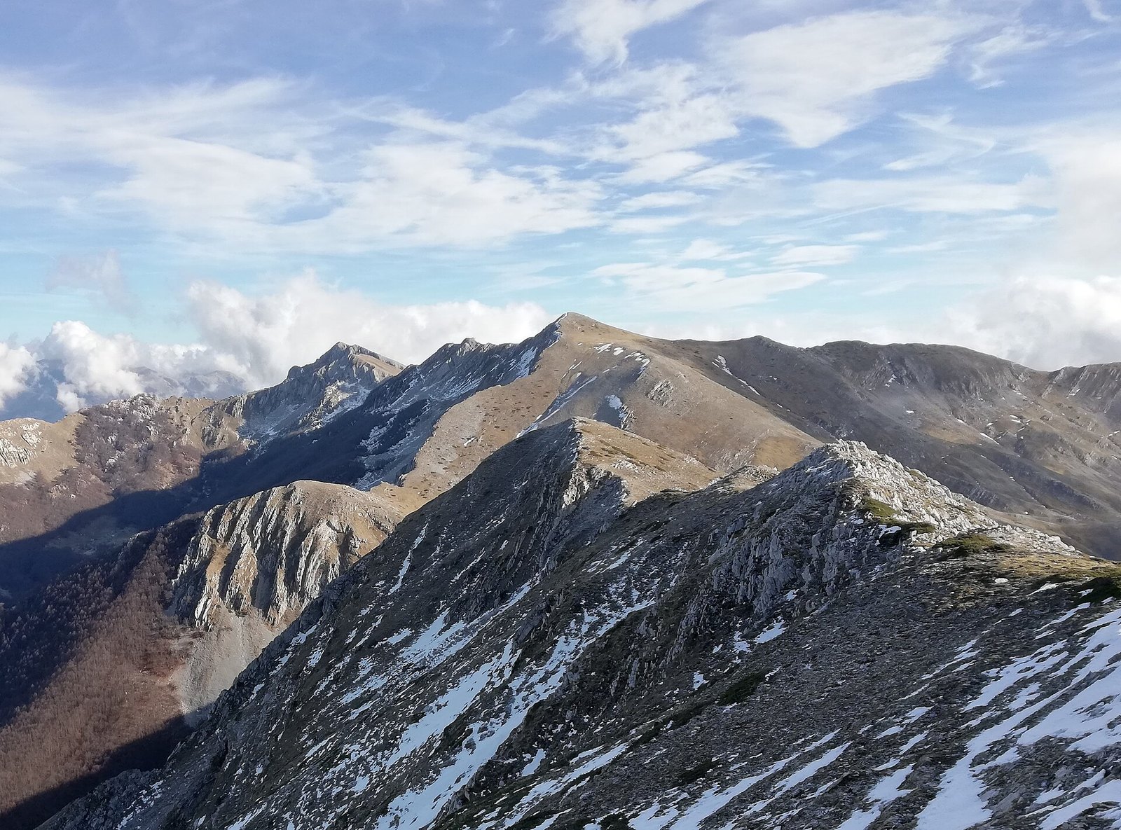 Le cime innevate dei Monti Ernici viste dai crinali circostanti