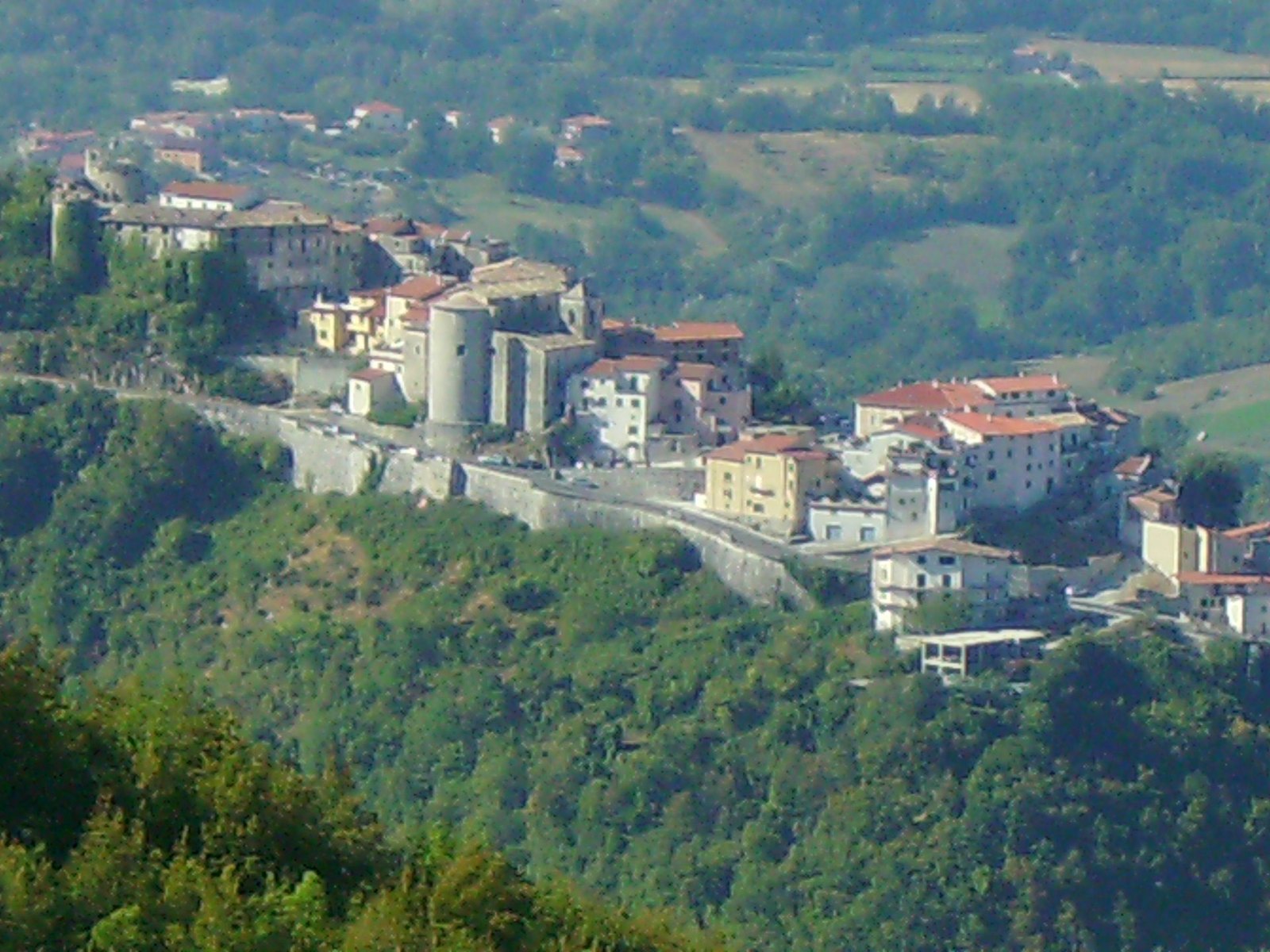 Il borgo di Picinisco arroccato sul crinale, con le montagne della Valle di Comino intorno