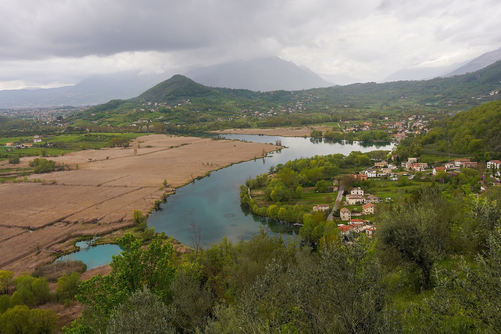 Panorama del Lago di Posta Fibreno con la vegetazione delle rive e le colline sullo sfondo
