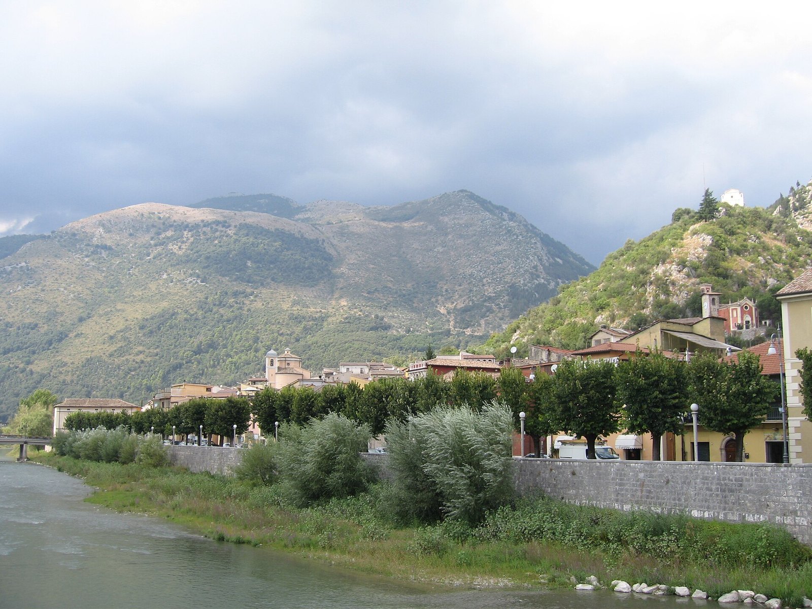 Sora vista dalla sponda del fiume Liri, con le montagne che chiudono la valle