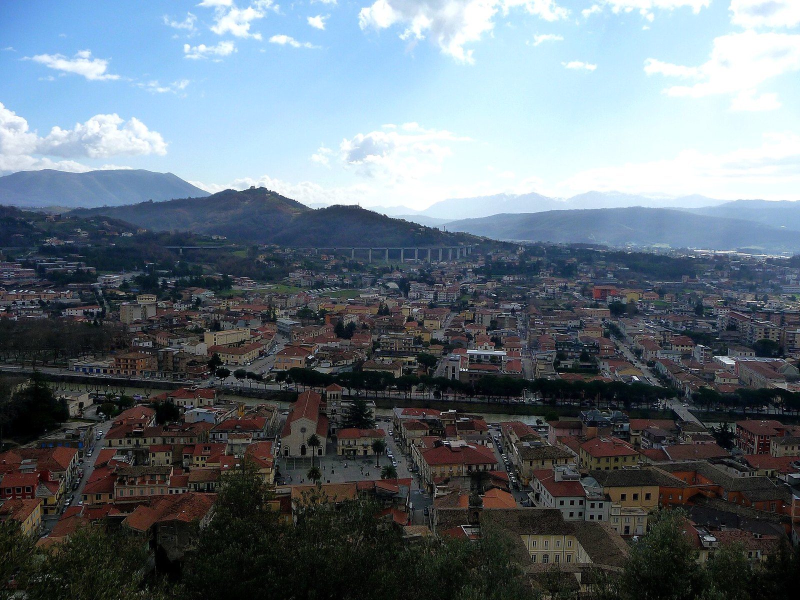 Veduta panoramica di Sora, con il centro abitato e le montagne sullo sfondo