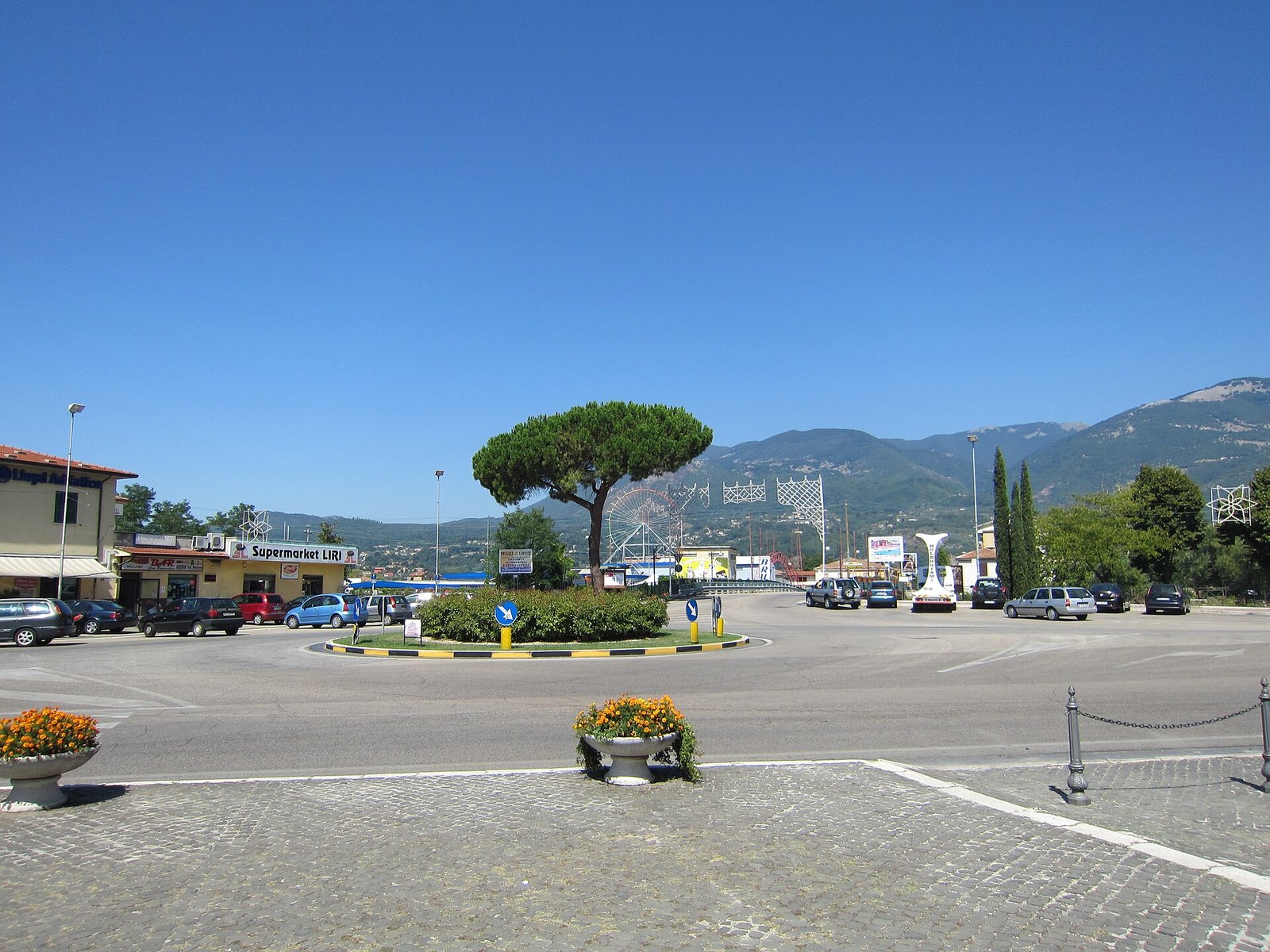 La piazza di San Domenico a Sora, con il grande pino e le montagne sullo sfondo