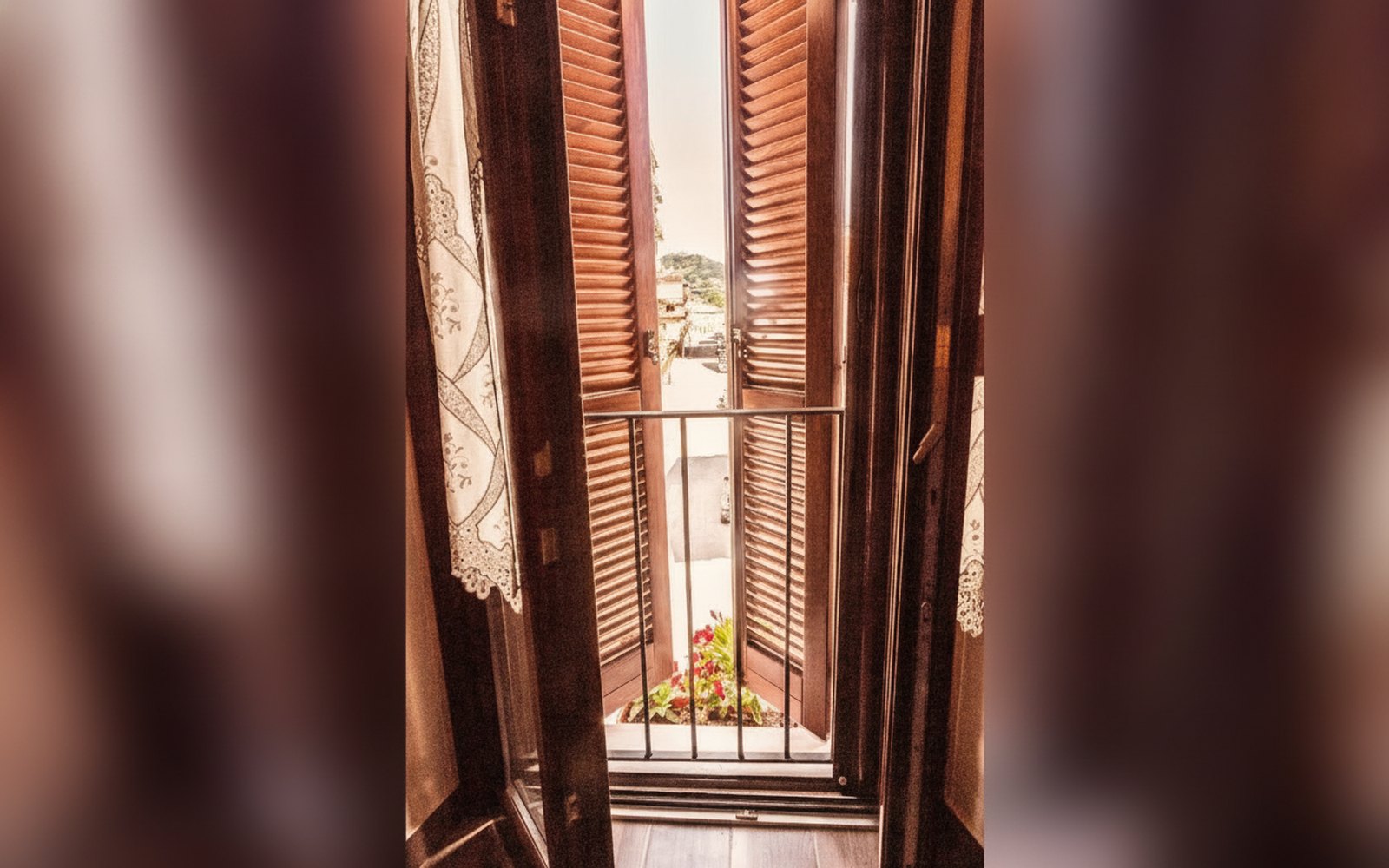 Camera Mastroianni — la finestra con le persiane affacciata sulla via