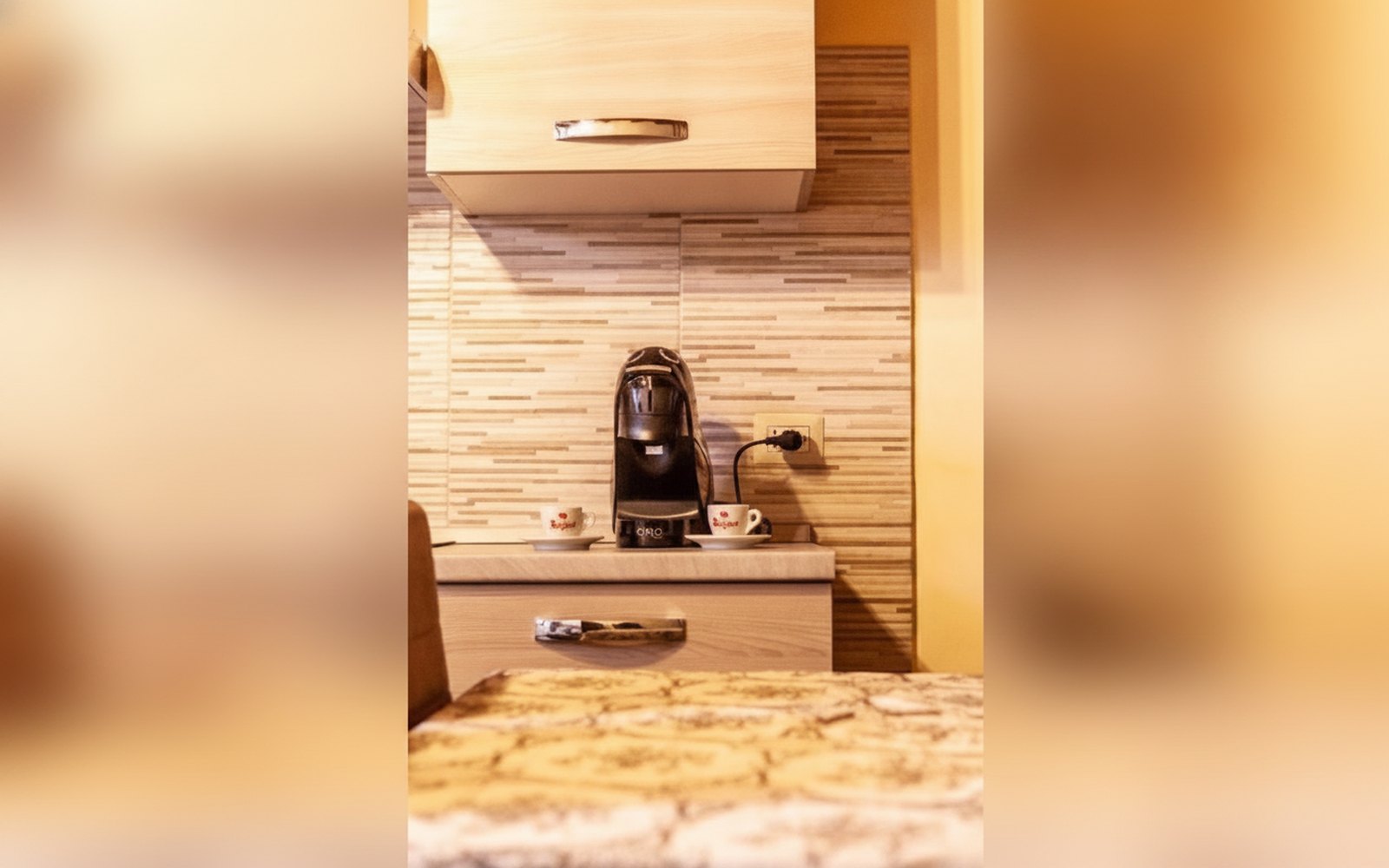 Camera Mastroianni — l'angolo con la macchina per caffè, cappuccino, orzo, tè e ginseng