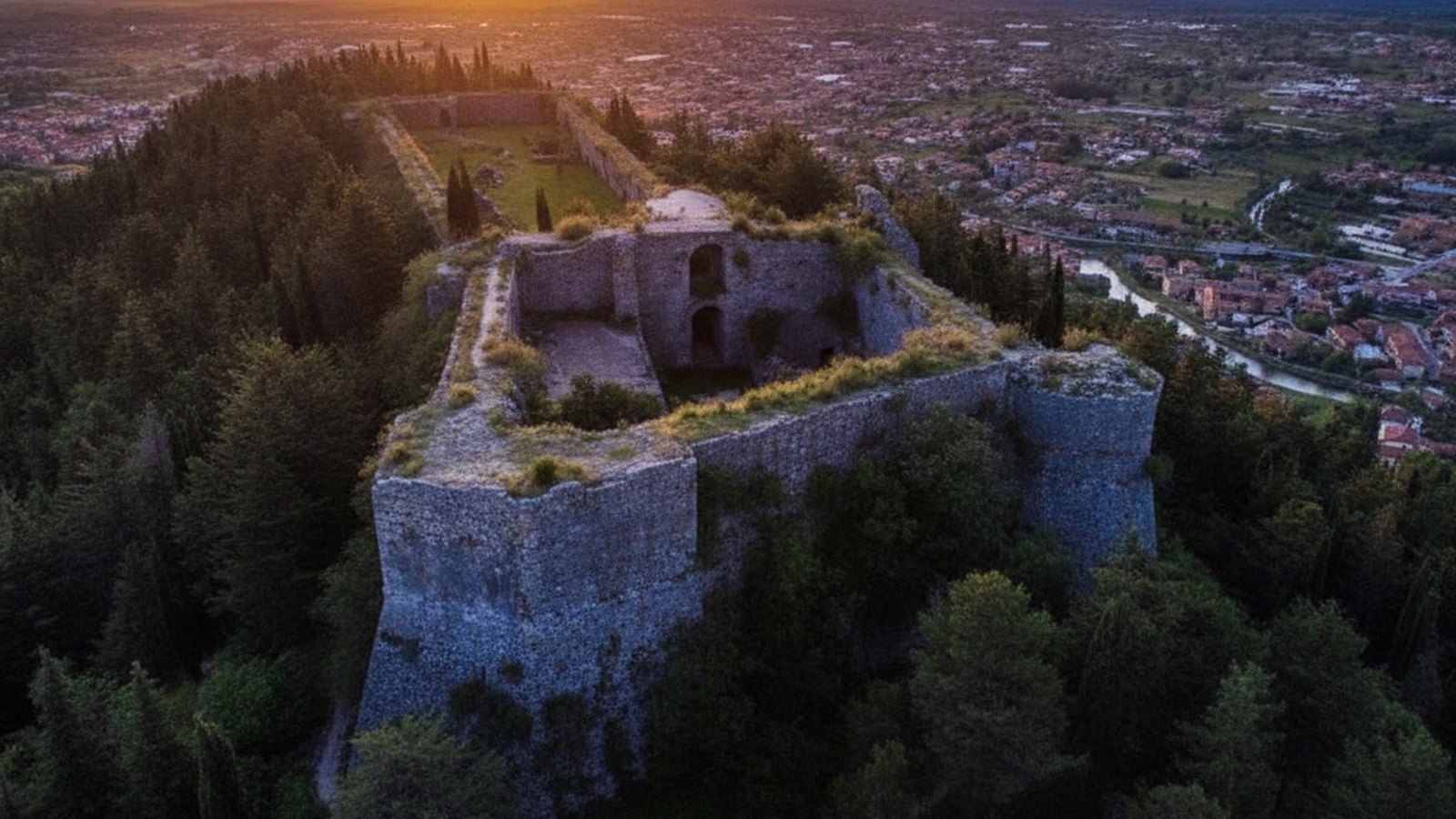 I resti della Rocca Sorella sulla collina boscosa che domina l'abitato di Sora